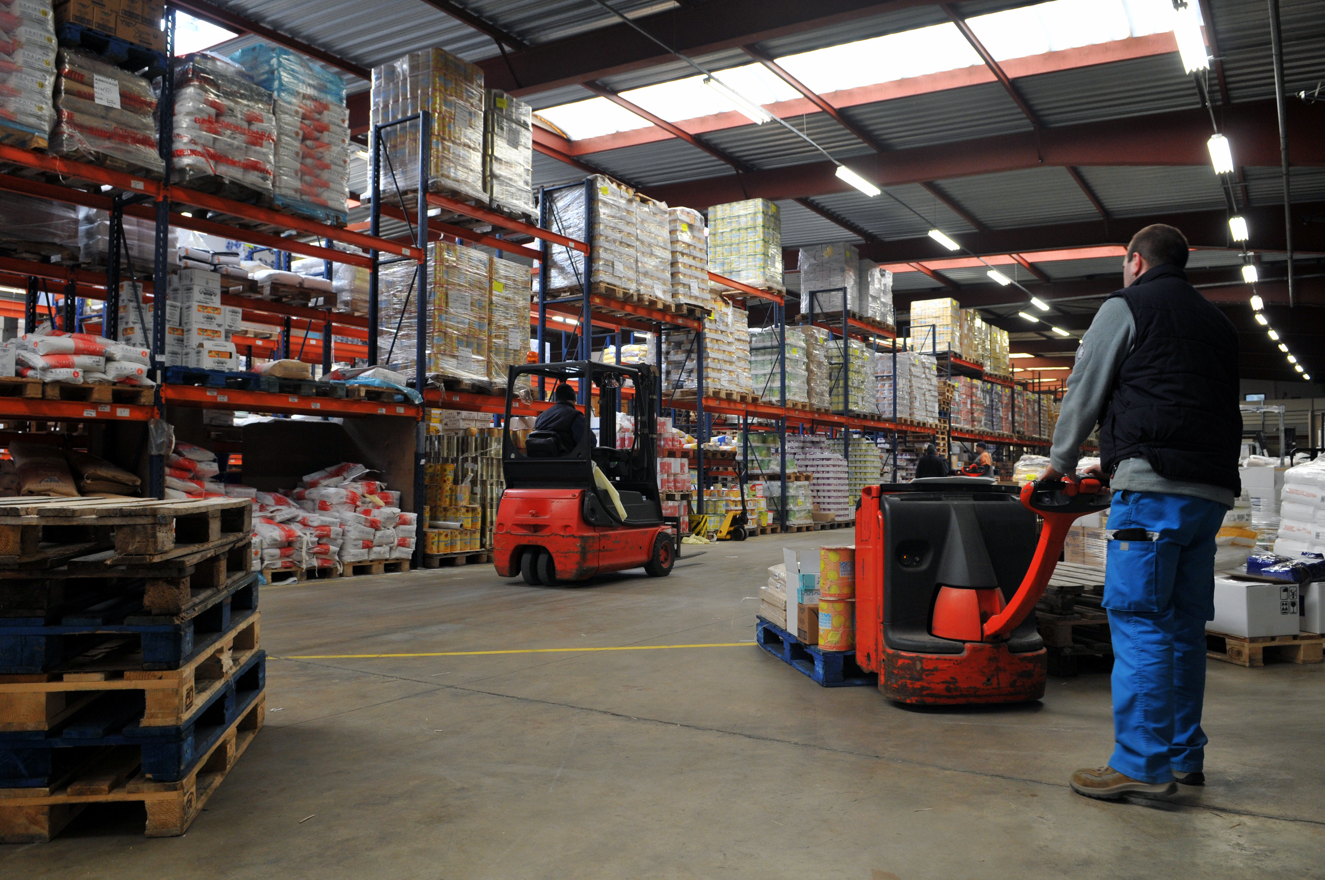 camion de transport acheminant des marchandises